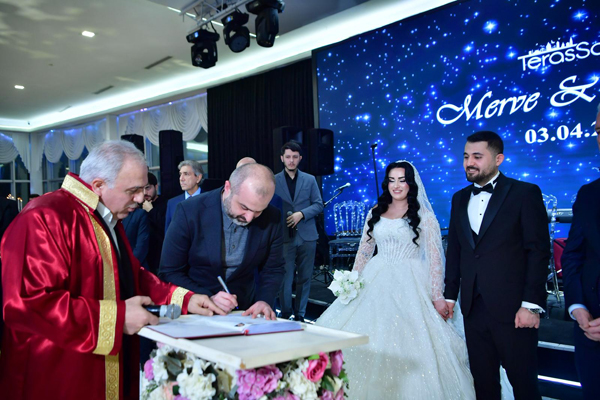 İSTANBUL’DA GÖRKEMLİ DÜĞÜN: SİYASET, BÜROKRASİ VE STK TEMSİLCİLERİ AYNI ÇATIDA BULUŞTU İSTANBUL’DA GÖRKEMLİ DÜĞÜN: SİYASET, BÜROKRASİ VE STK TEMSİLCİLERİ AYNI ÇATIDA BULUŞTU